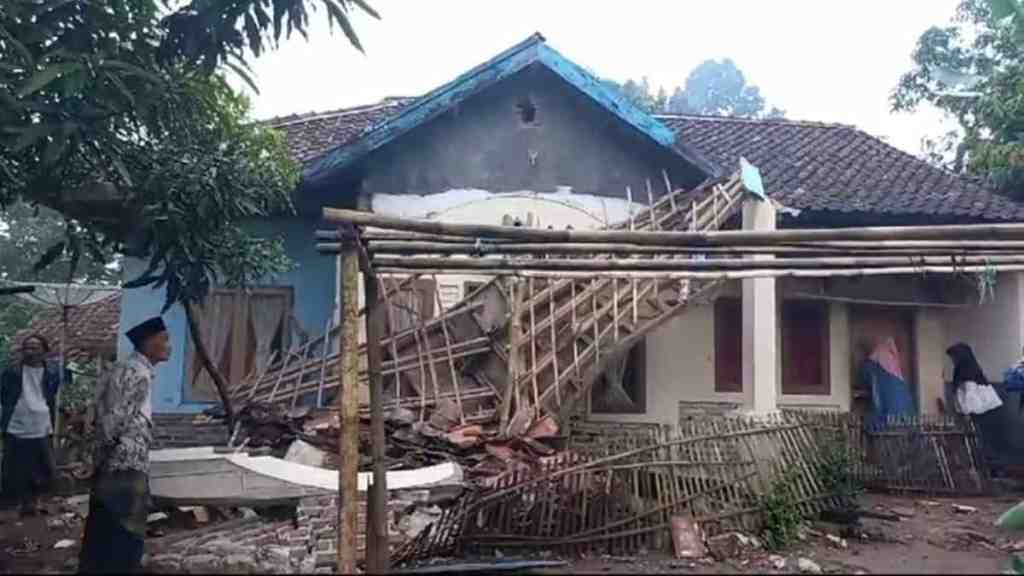 Puluhan Rumah Rusak, 6 Orang Tertimpa Reruntahan Akibat Gempa&nbsp;Garut