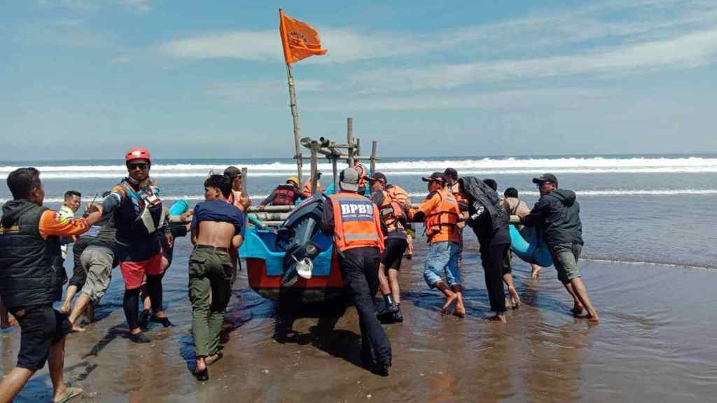 Satu Korban Terseret Arus Pantai Barat Pangandaran Ditemukan Meninggal, Satu Lagi Masih&nbsp;Dicari