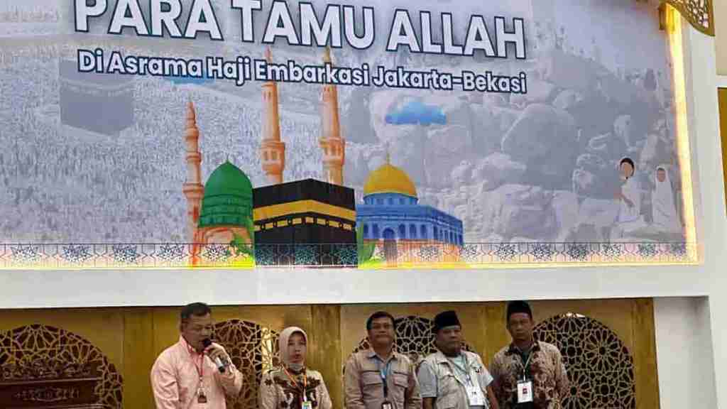 Tiba di Asrama Embarkasi Bekasi, Ratusan Jamaah Haji Kota Banjar dapat Perlengkapan&nbsp;Kesehatan