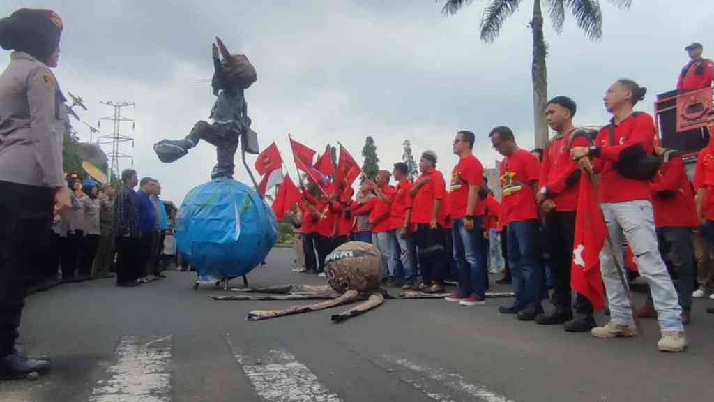 Demo Buruh di Kota Tasikmalaya, Ada Boneka Tikus Raksasa Pakai&nbsp;Jas