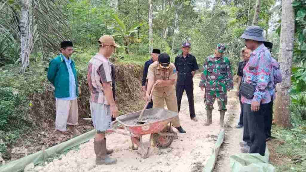 Pemdes Pangkalan Pangandaran Bangun Jalan Akses Sekolah dan&nbsp;Pertanian