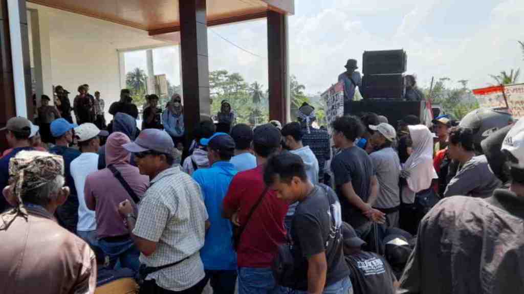 Forum Peduli Desa Sukaresik Unjuk Rasa di Kantor BPN Pangandaran, Tuntut Lahan Tanjung&nbsp;Cemara