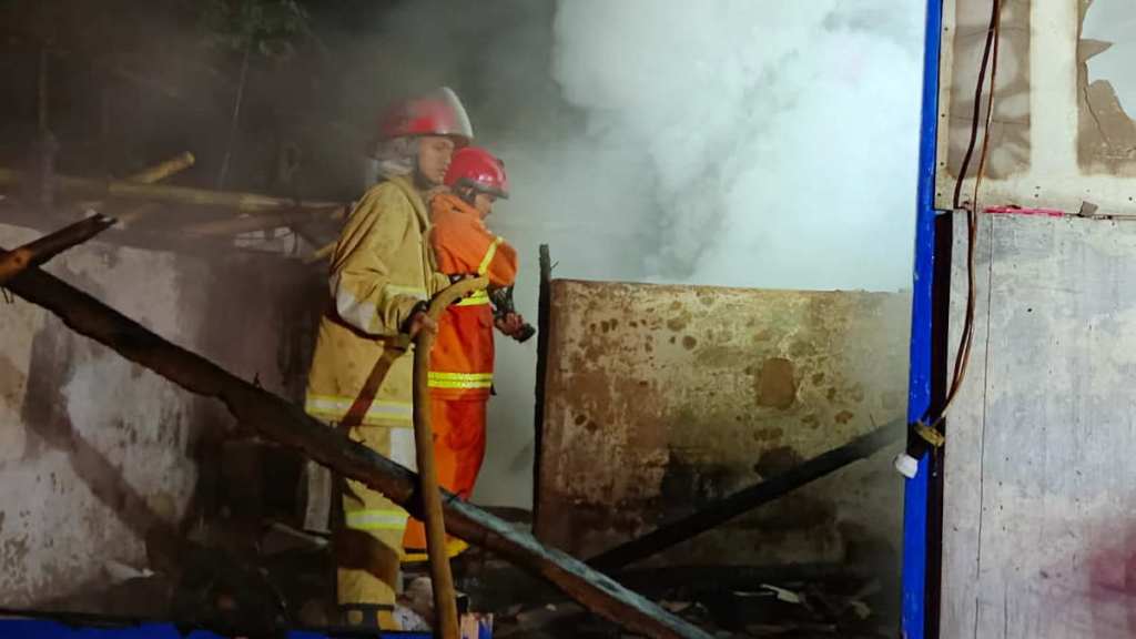 Api Melalap Rumah Semi Permanen di Rancah Ciamis, 1 Penghuni Rumah Tewas&nbsp;Terbakar