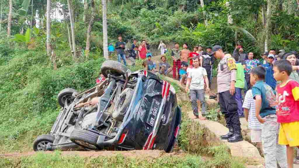 Tak Kuat Menanjak, Minibus Terbalik ke Sawah di&nbsp;Garut