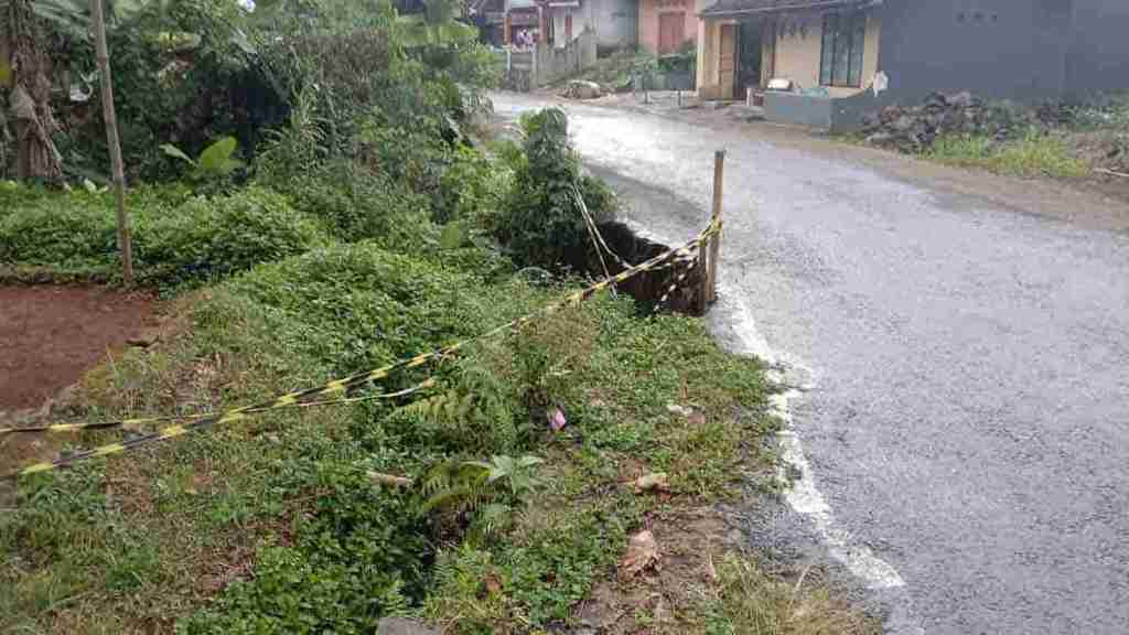 Trotoar Jalan di Ciamis Ini Ambruk sejak Lama, Warga Minta Pemerintah&nbsp;Turun