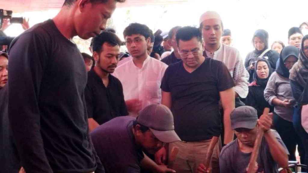 Penuh Haru, Putra Puput Novel Rela Terbang dari Australia Demi Pemakaman&nbsp;Ibunda